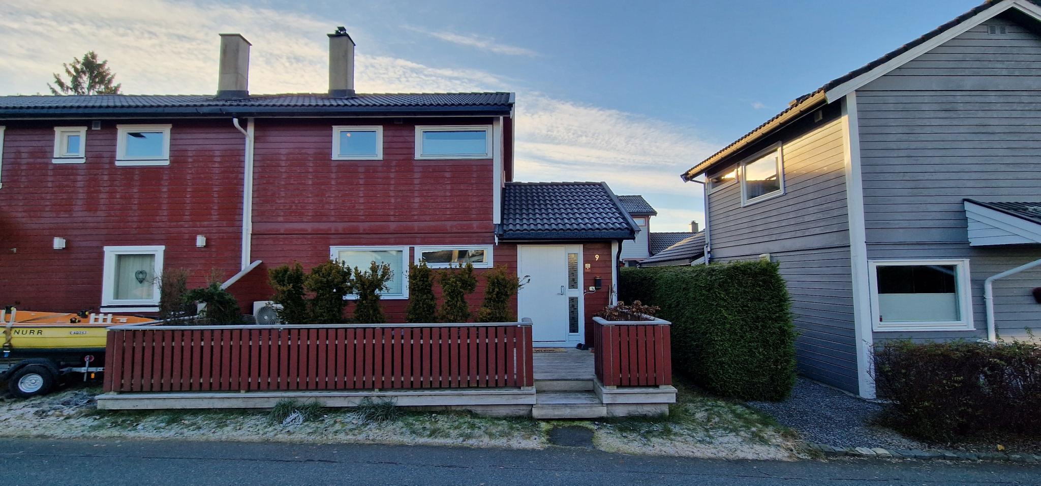 Koselig vertikaldelt 2-mannsbolig. Egen inngang og terrasse fremside